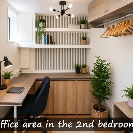 The Courtyard By Roccos Retreats With Free Parking And Own Entrance