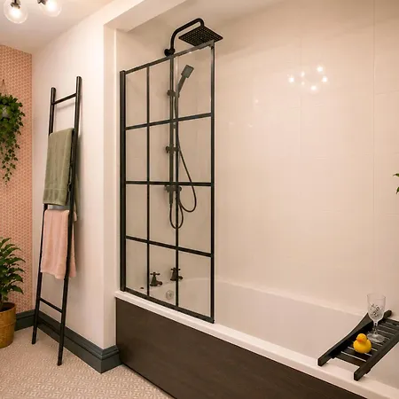 The Courtyard By Roccos Retreats With Free Parking And Own Entrance Appartamento
